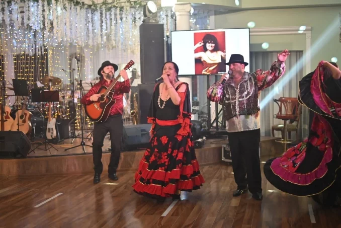 Цыганская группа:"Шоу-Ромэн".