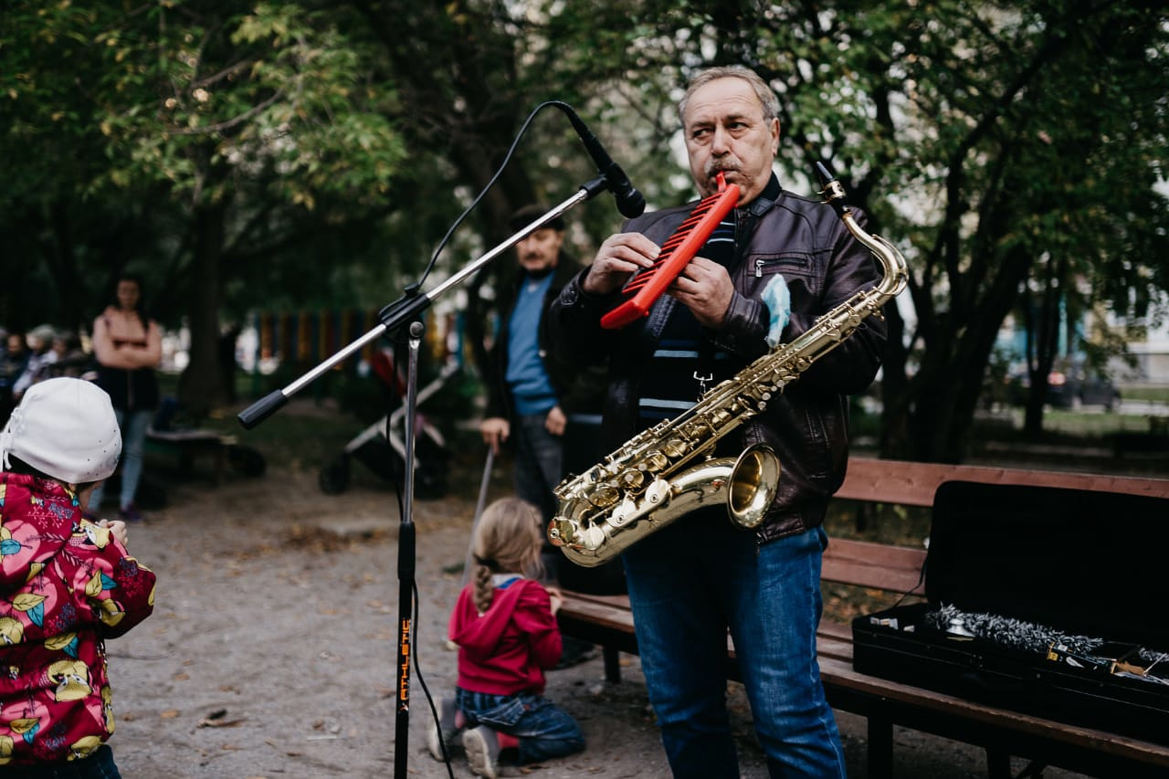Выступление во дворе Академгородка