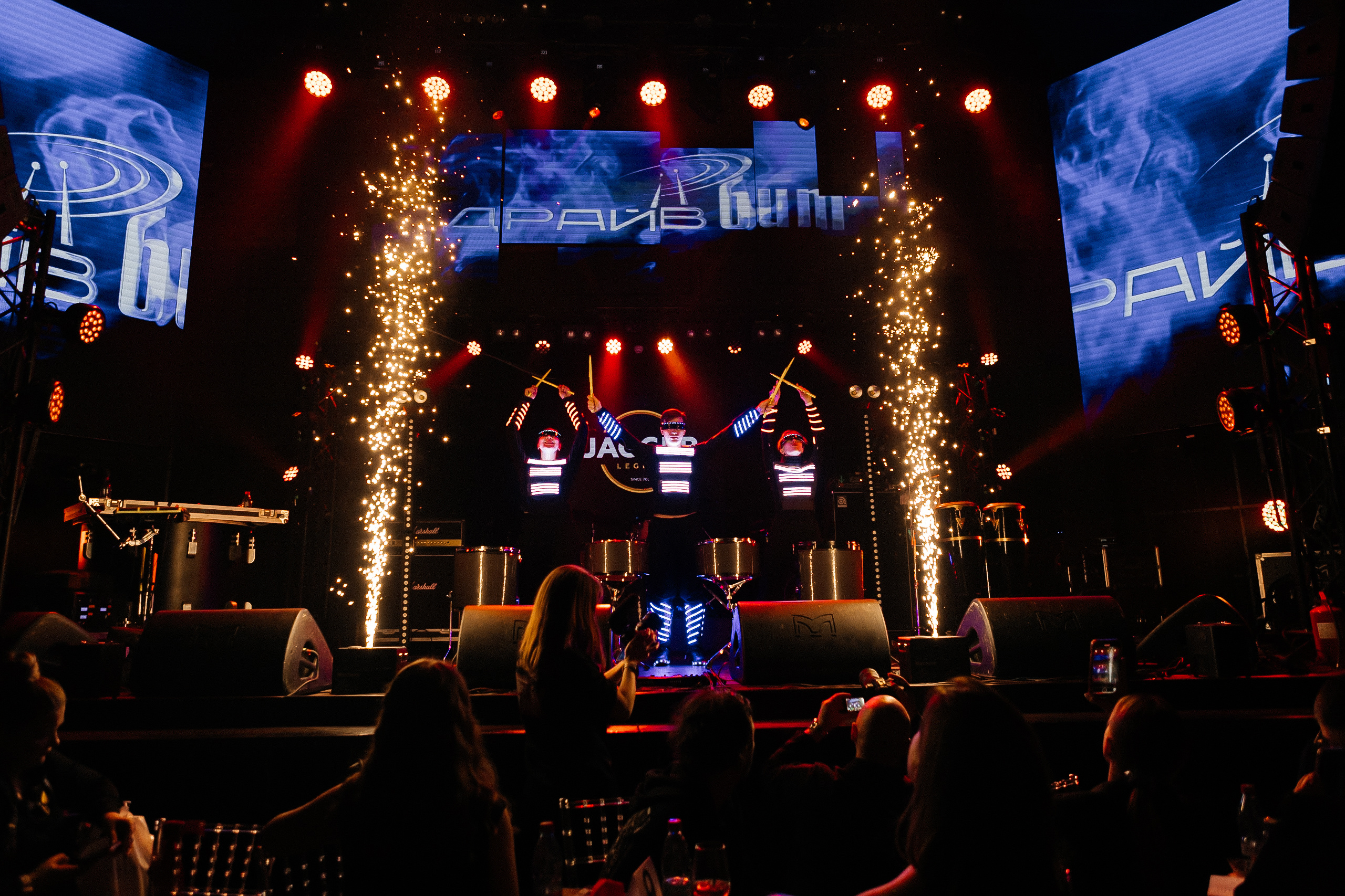 Барабанное шоу Драйв бит на Top Place