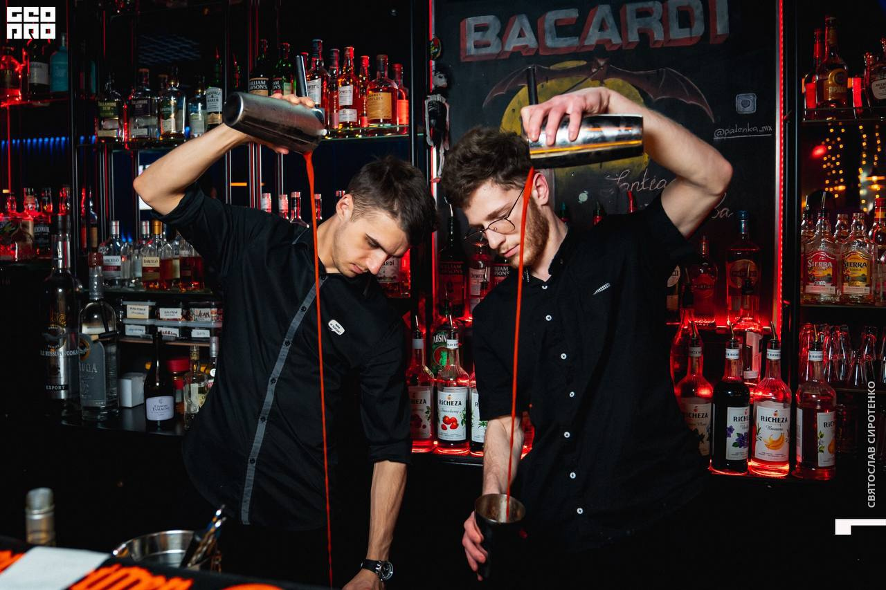 Работа двух барменом