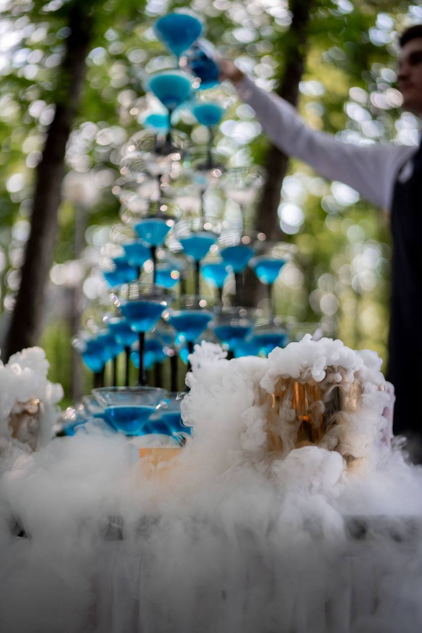 Пирамида из бокалов с игристым