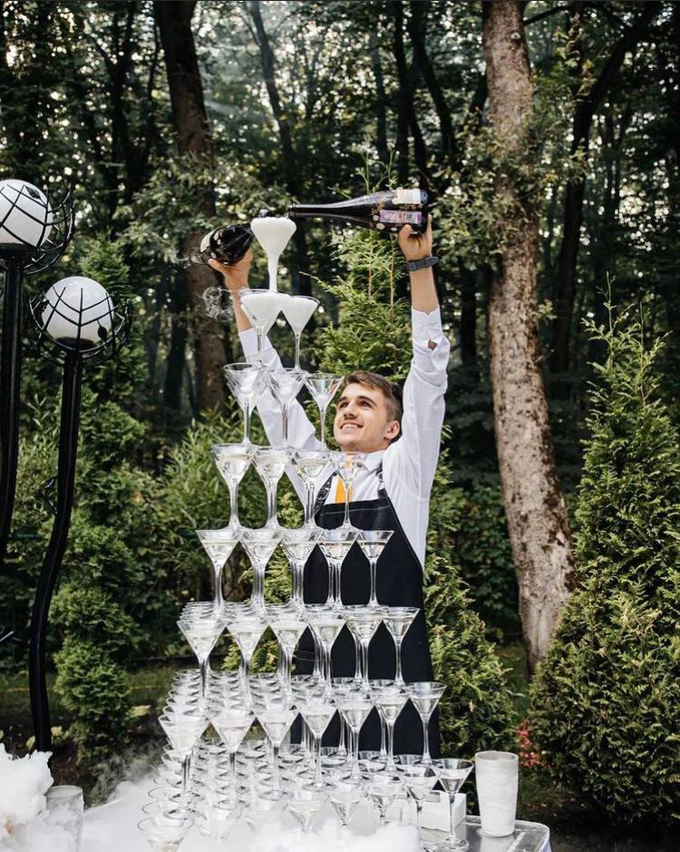 Пирамида из бокалов с игристым