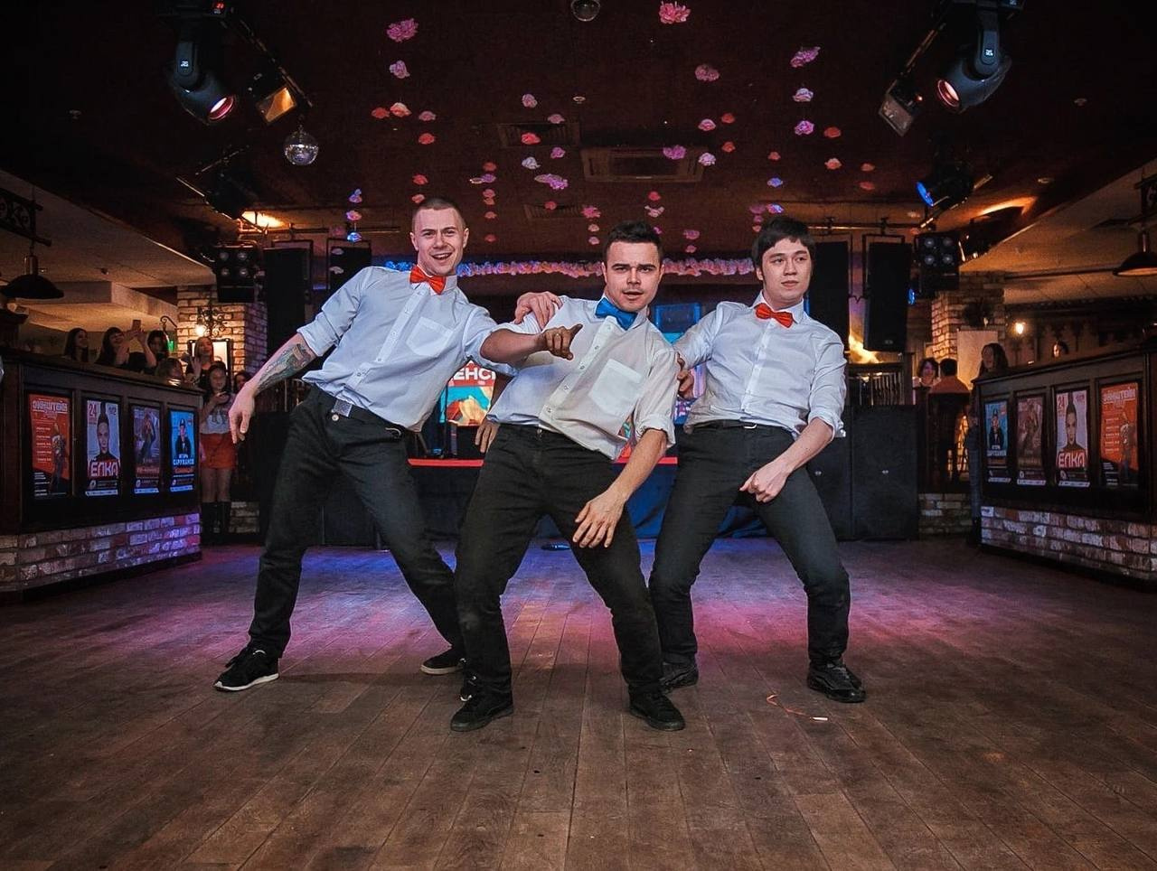 Танцующие официанты на 8 марта