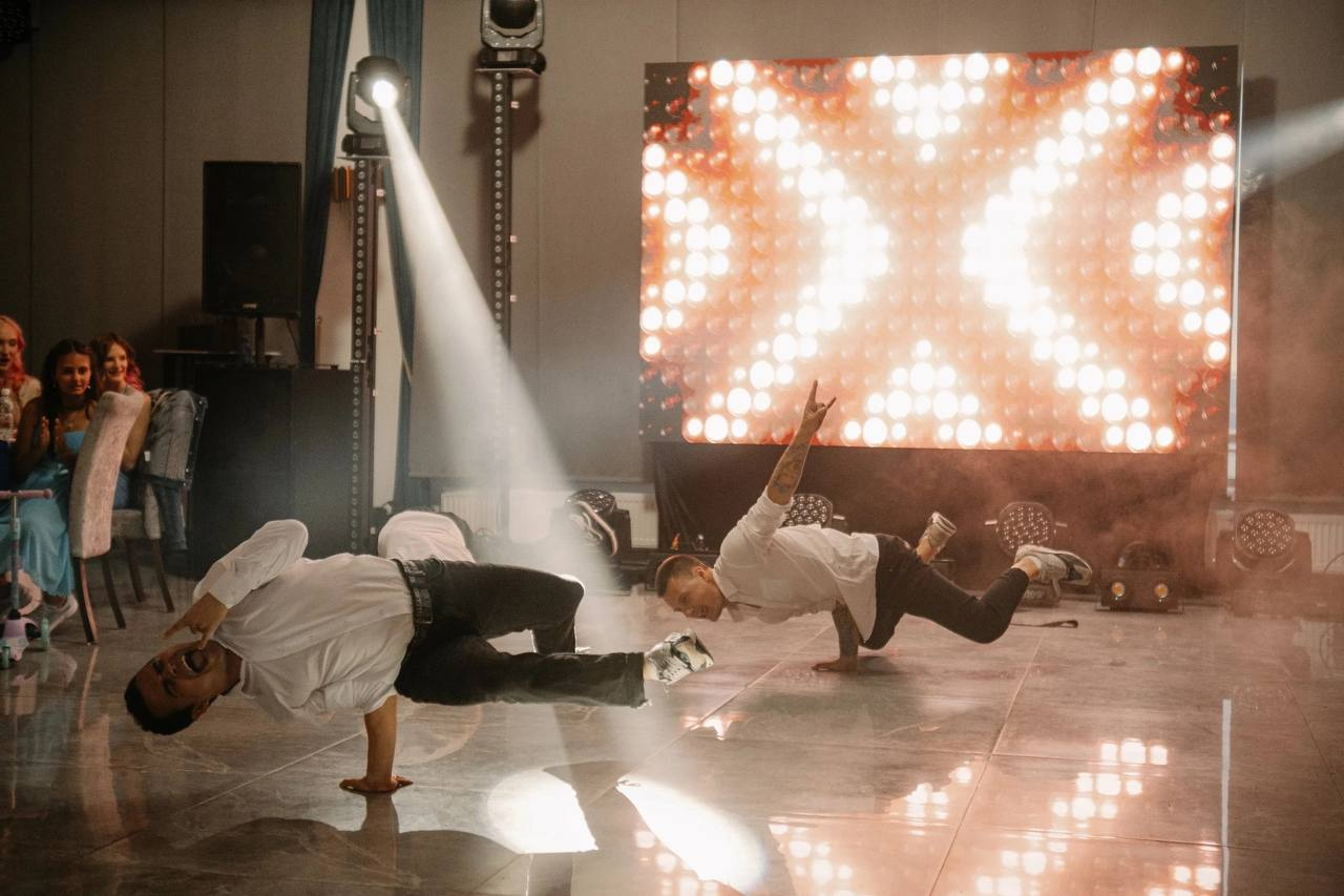 Танцующие официанты