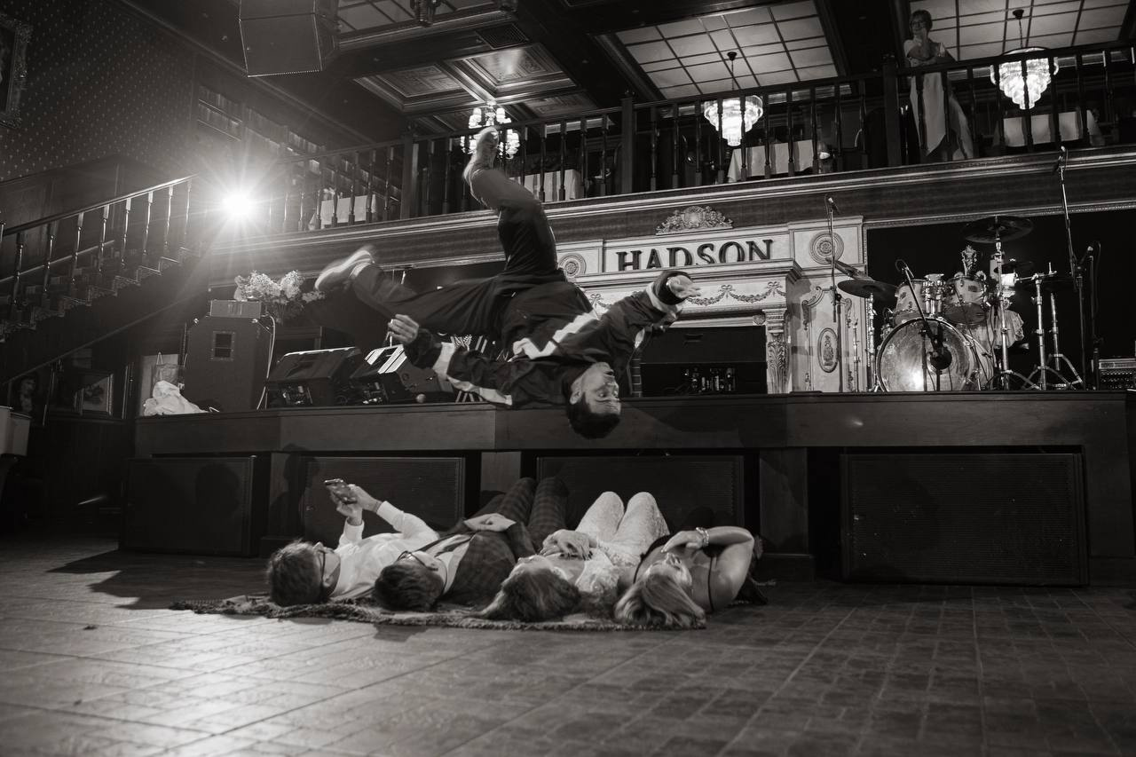 Интерактив с гостями (сальто через людей)