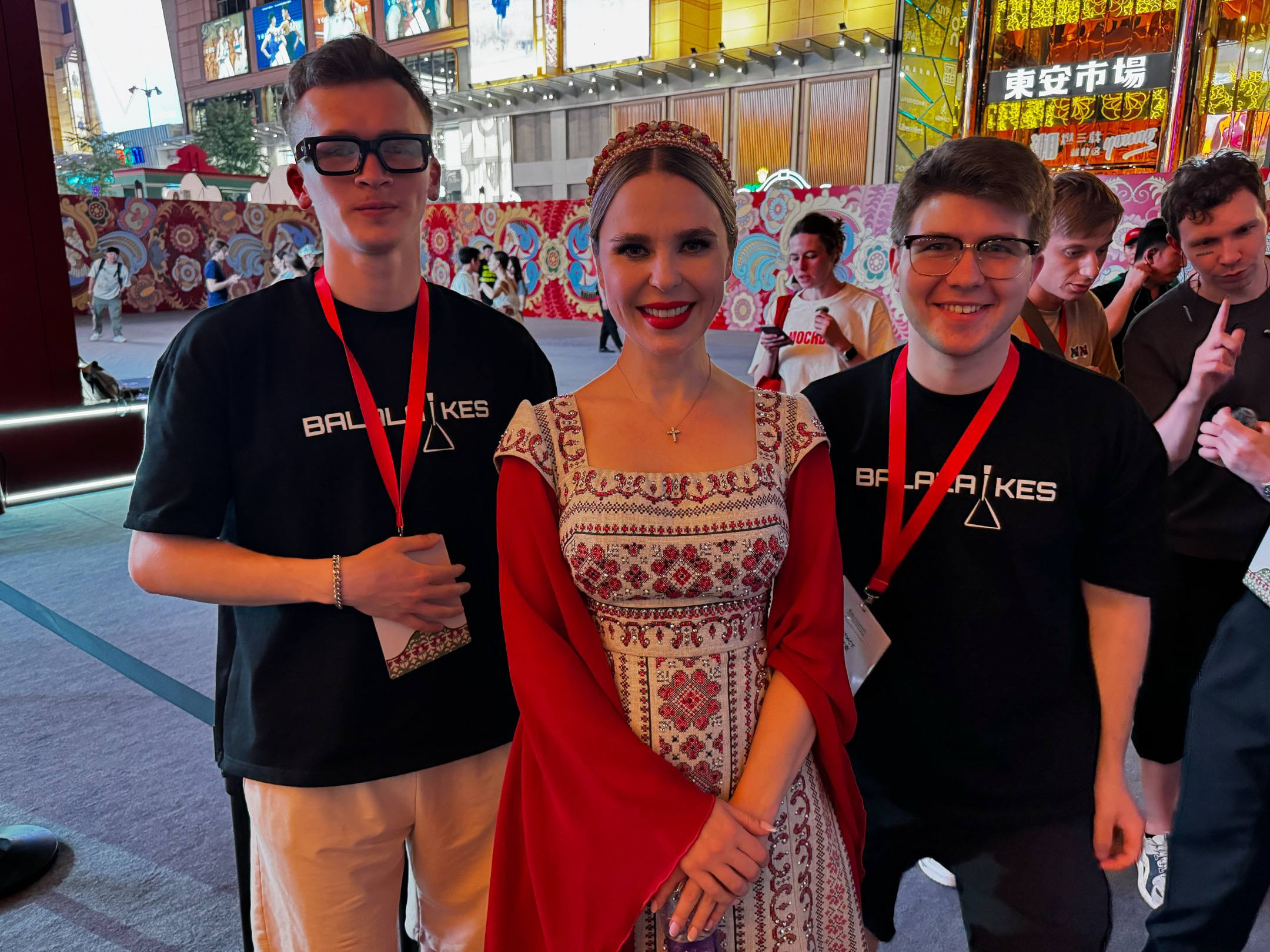 Пелагея и мы после выступления на одной сцене в Пекине