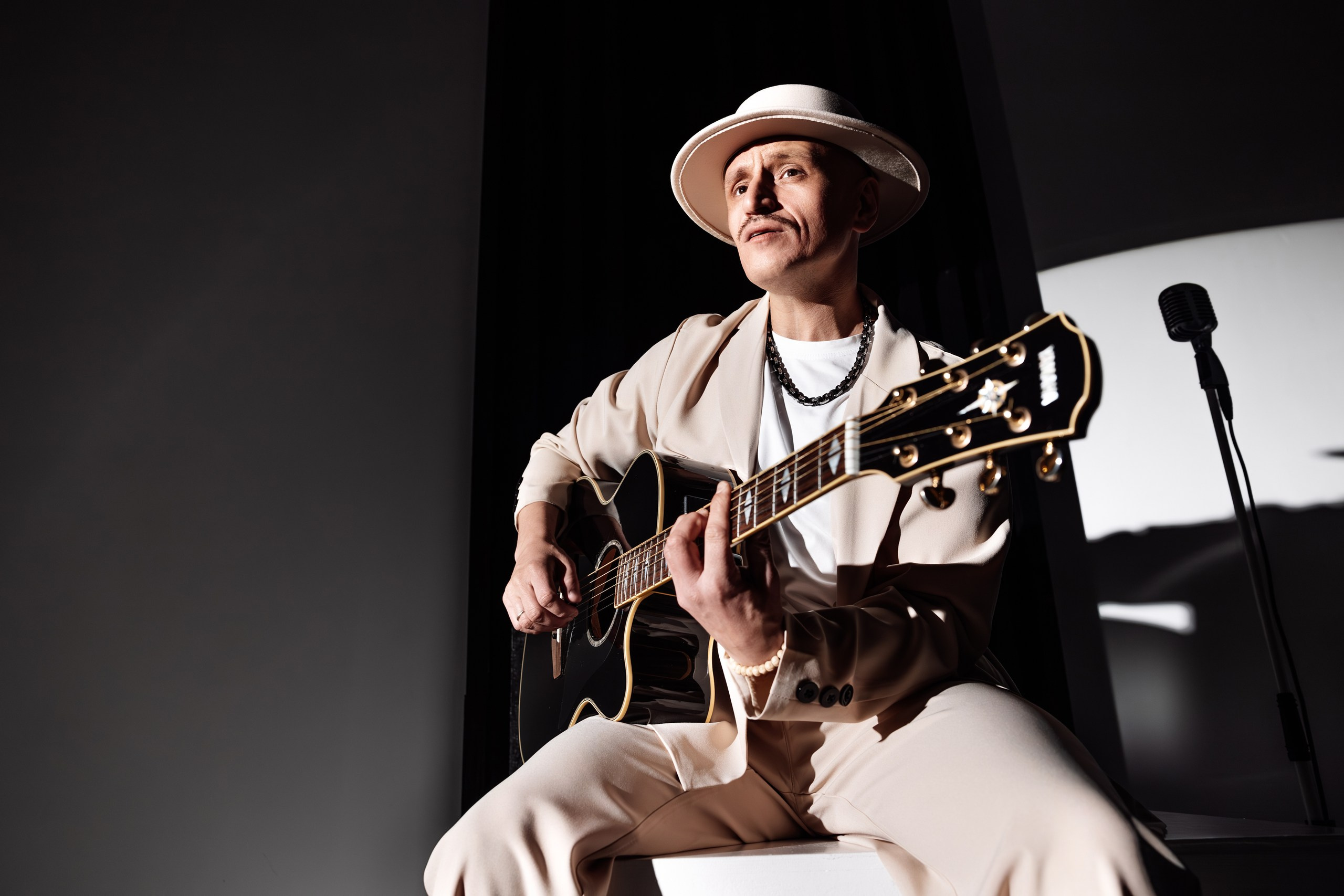 Поющий гитарист - Влади Каримов