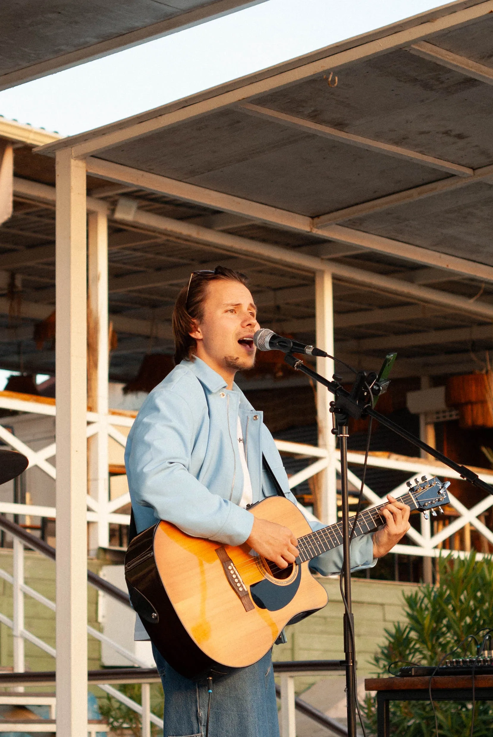 Вокалист-гитарист Максим Комаров