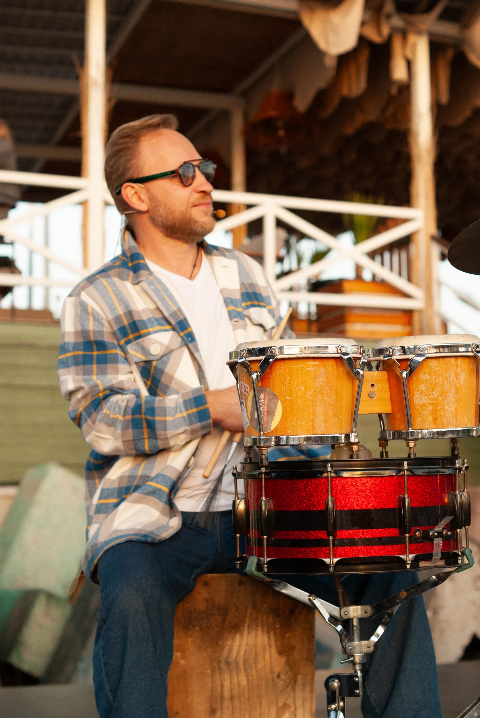 Поющий барабанщик-перкуссионист