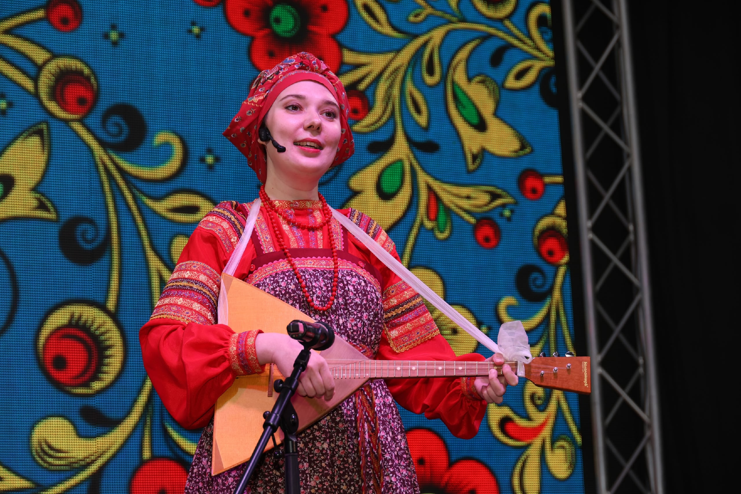 Фольклорный сарафан с балалайкой