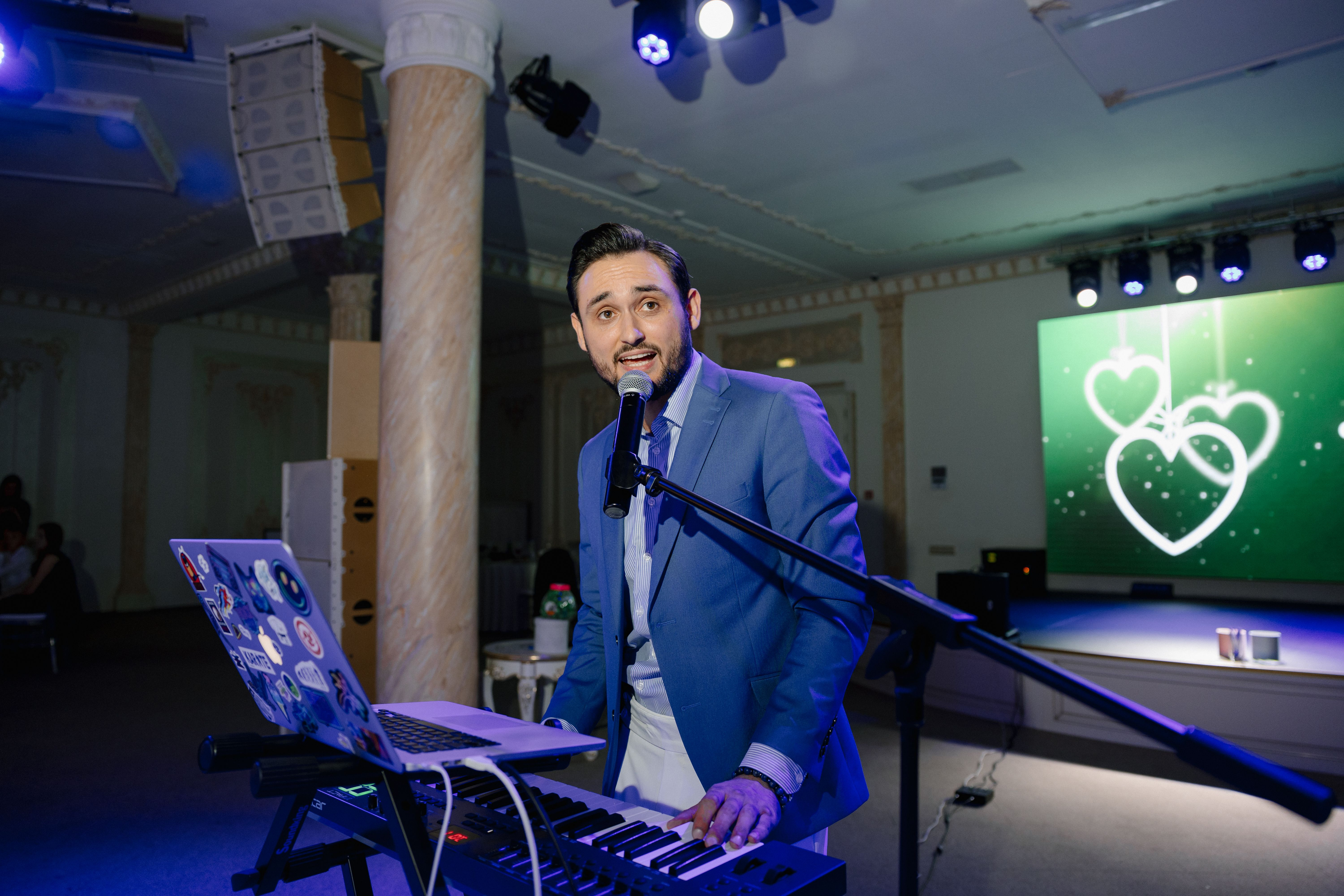 Ведущий поёт