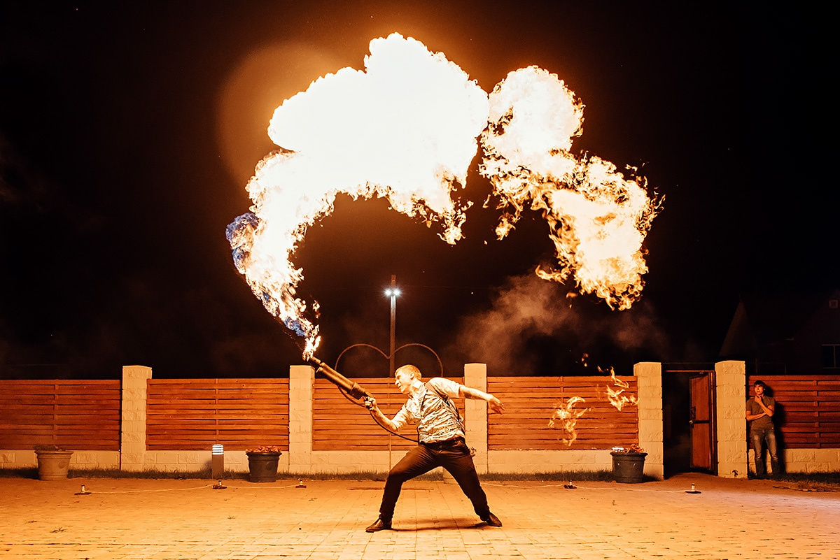 Fire show is. Фаер шоу Аврора Новосибирск. Огнемет фаер шоу. Фаер шоу группа Аврора. Огнеметы фаер шоу Суздаль.