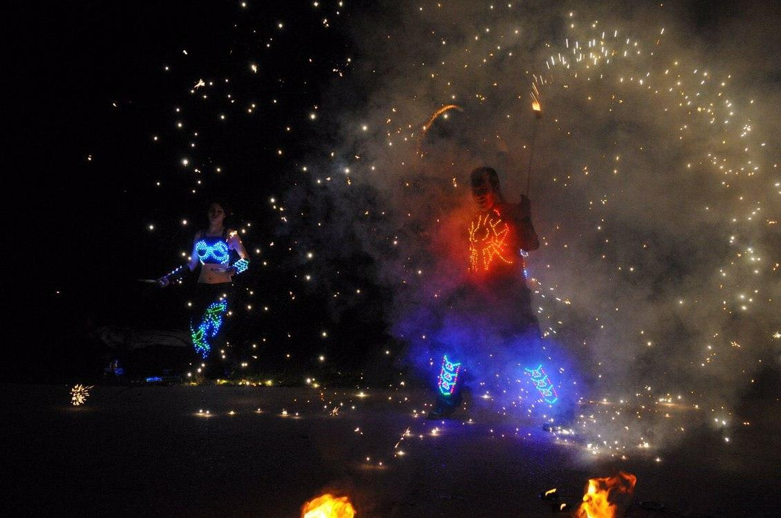 Текила шоу. Зрелищное шоу с пиротехникой. Танцоры станцевали в военной форме под огненное шоу.