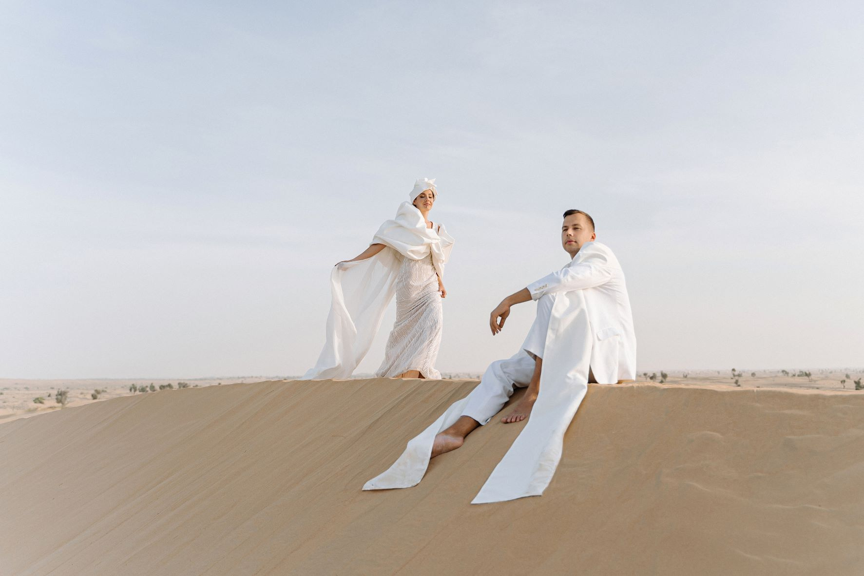 Свадьба в дубае. Свадьба в Дубае фото. Церемония бракосочетания Дубай. Вечеринка белая в пустыне Дубай. Невеста в Дубае.