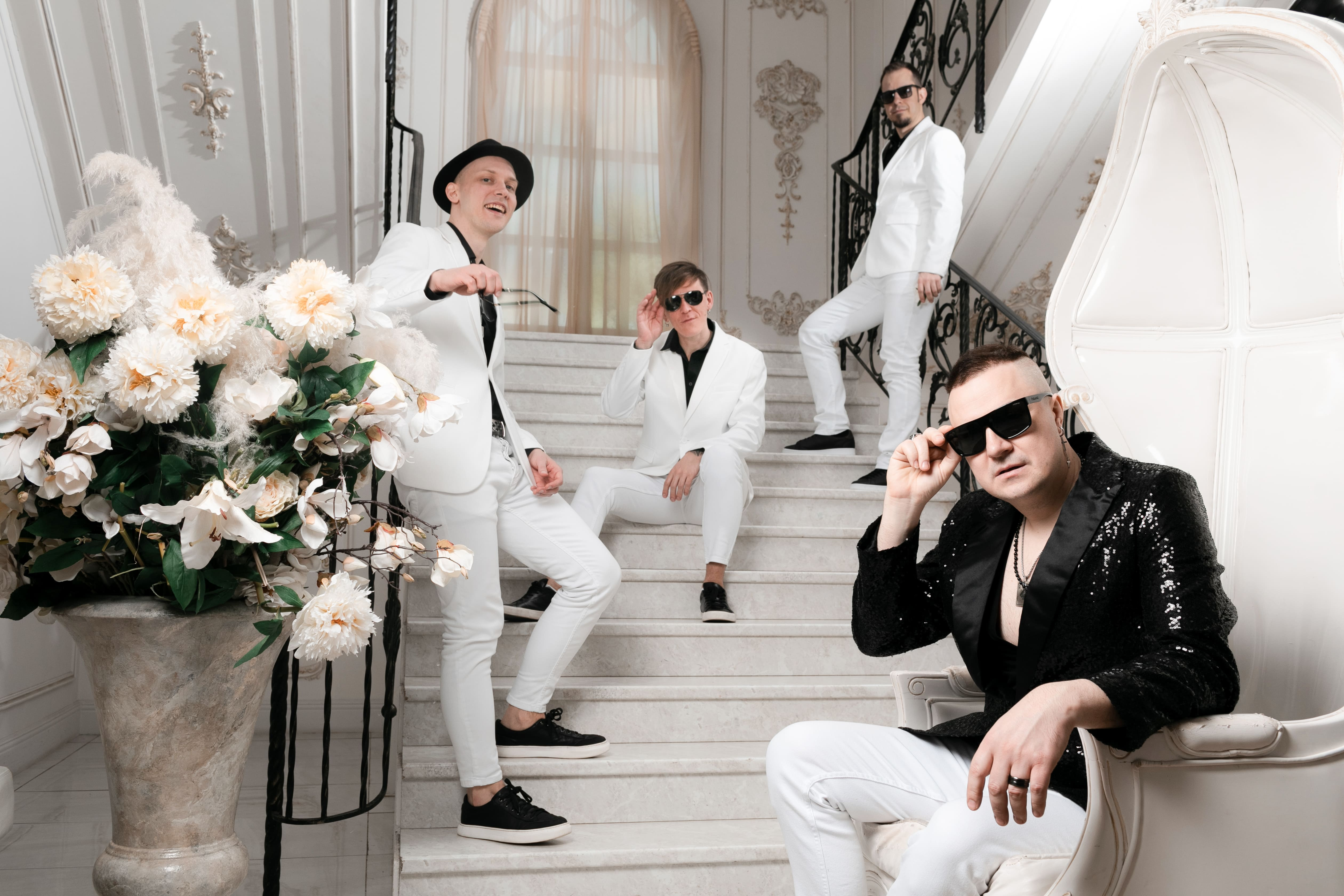 Белые костюмы