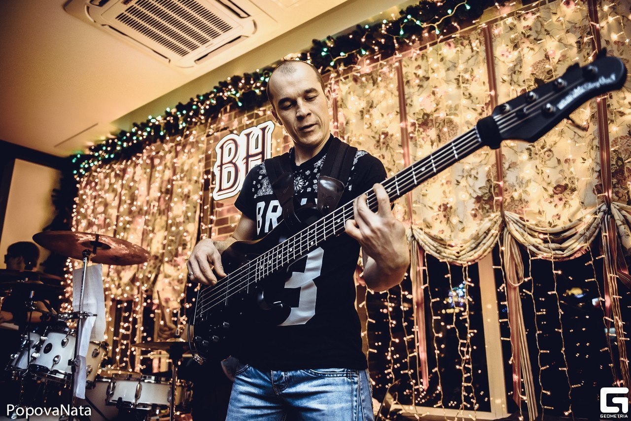 Бас гитара - Дмитрий Мосолов