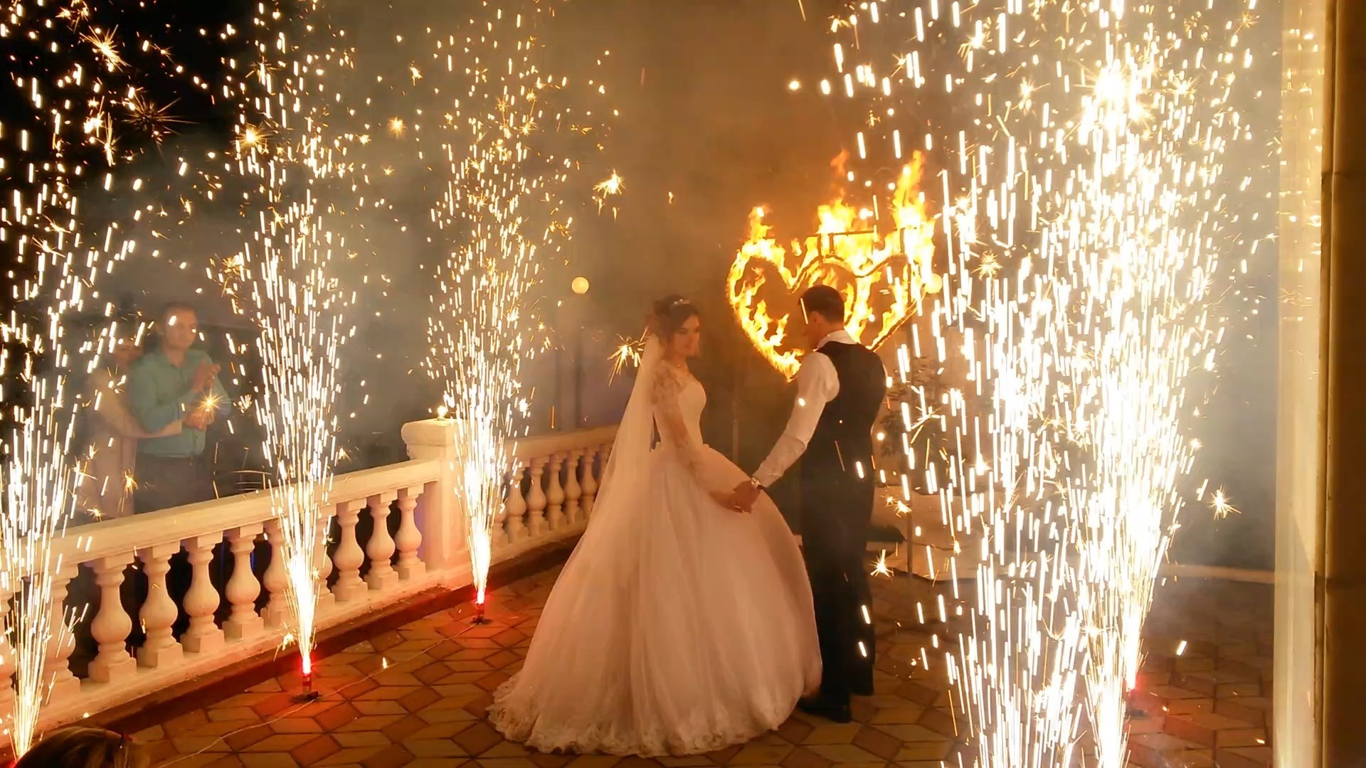 Огненное сердце и дорожка из пиротехнических фонтанов на свадьбу в Ростове
