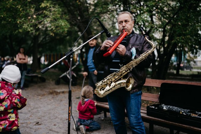 Выступление во дворе Академгородка