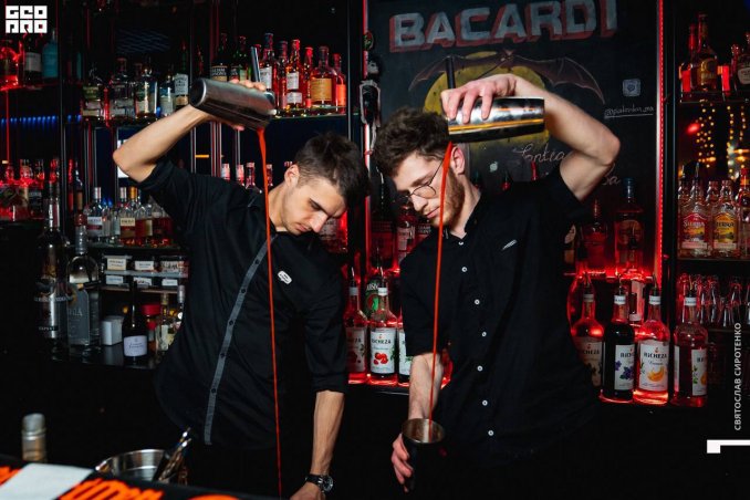 Бармен шоу, пирамида из бокалов, работа бара, стена из шампанского