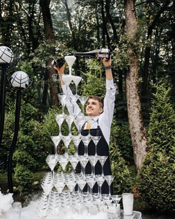 Пирамида из бокалов с игристым