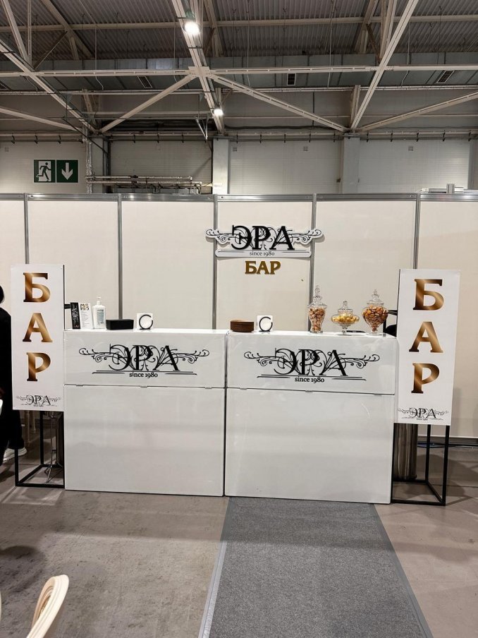 Работа бара с двумя барными стойками с возможностью брендирования