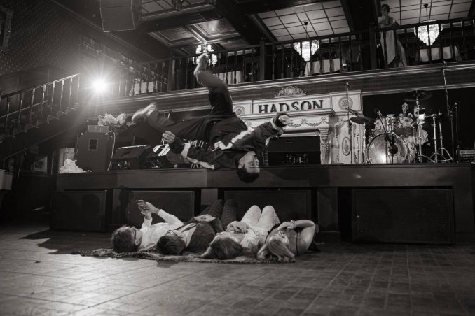 Интерактив с гостями (сальто через людей)