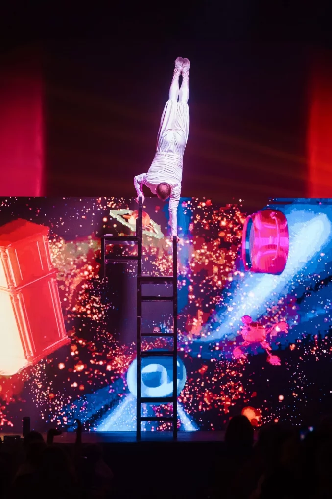 Эквилибр на стульях Михаил