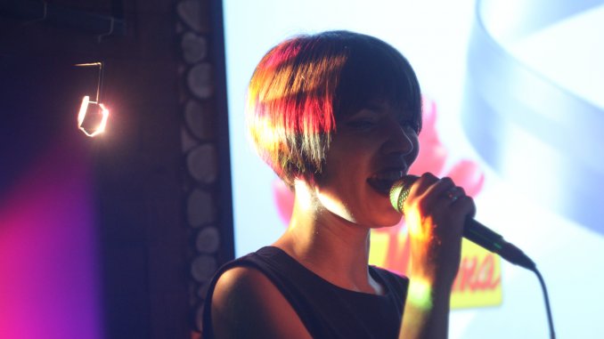 И веду, и пою