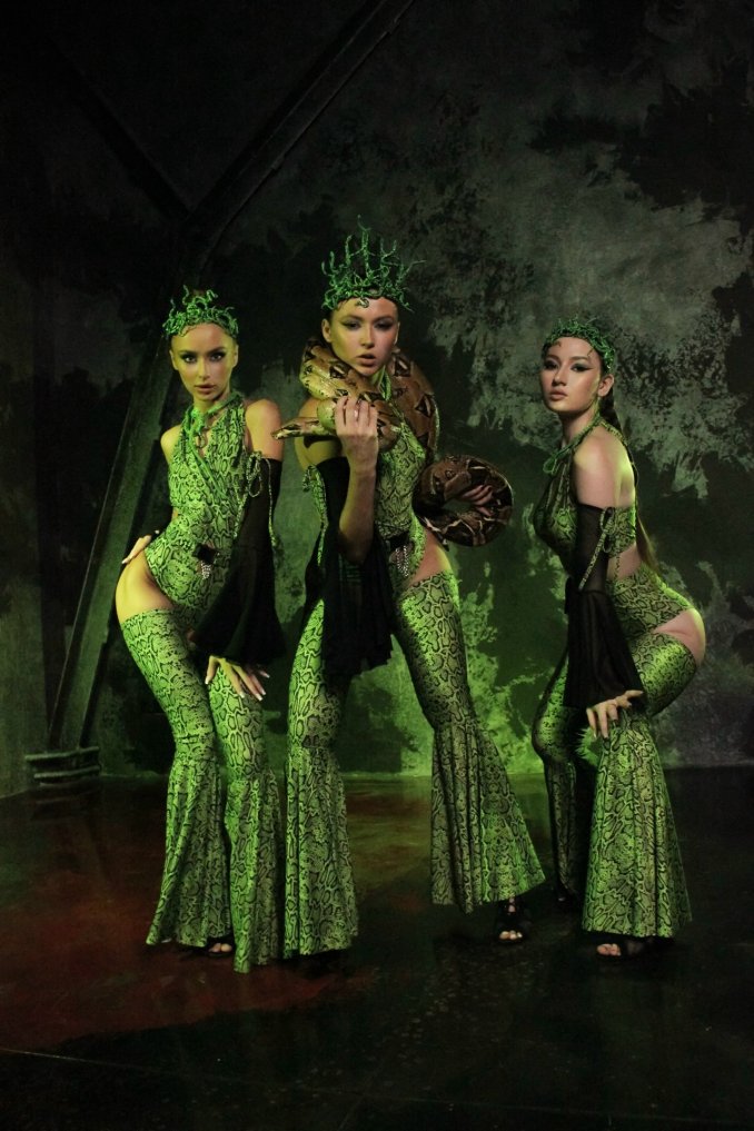 Crown (шоу с питоном)