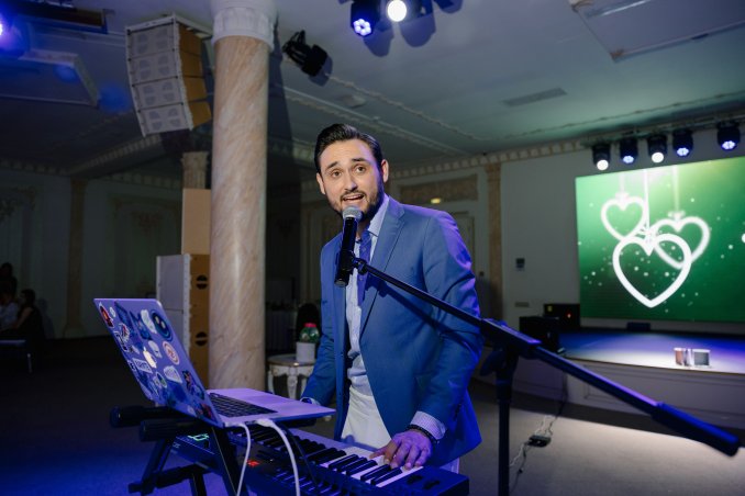 Ведущий поёт