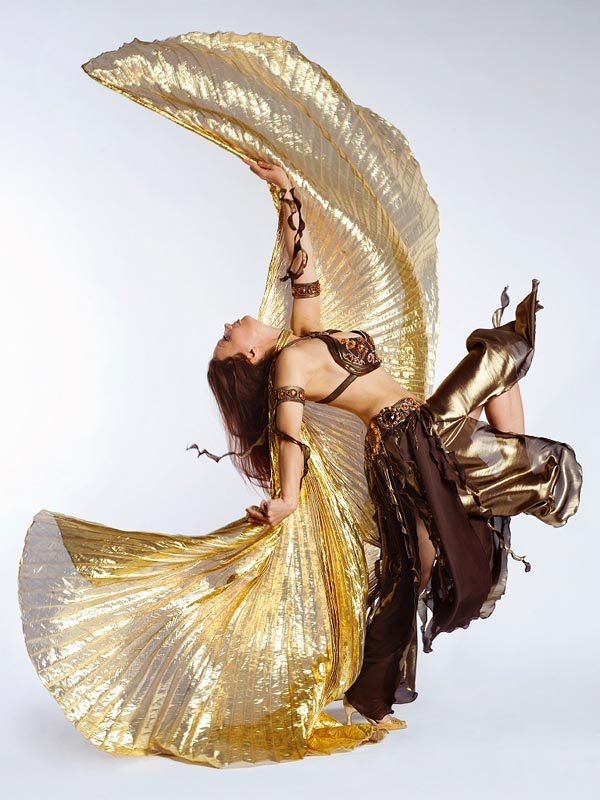 Танец с золотыми крыльями в шоколадном костюме.