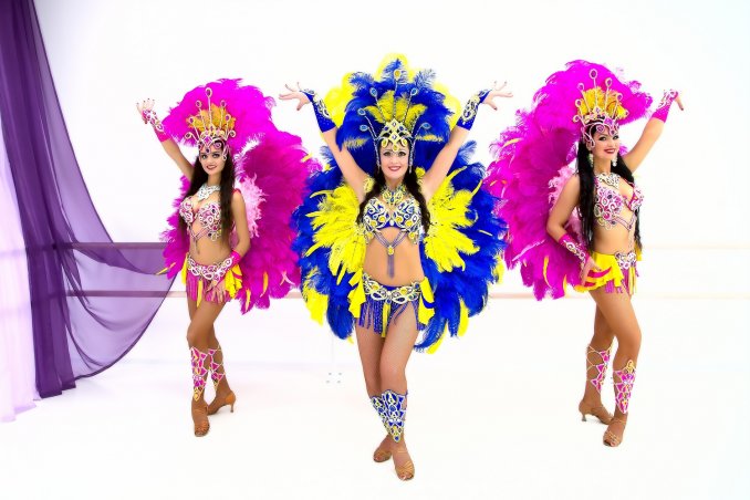 Бразильский карнавал, перьевое шоу.