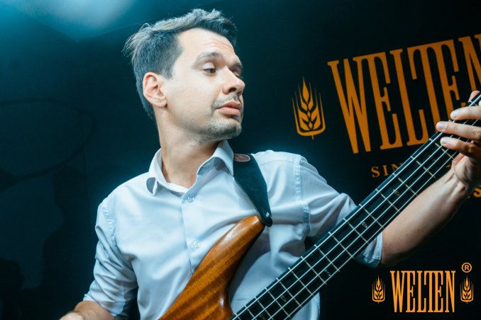 Басист Евгений Гуркин
