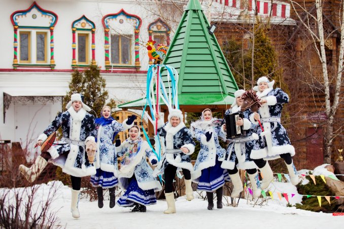 Фольклорный ансамбль «Любо-Мило» на масленицу в русском стиле Москва