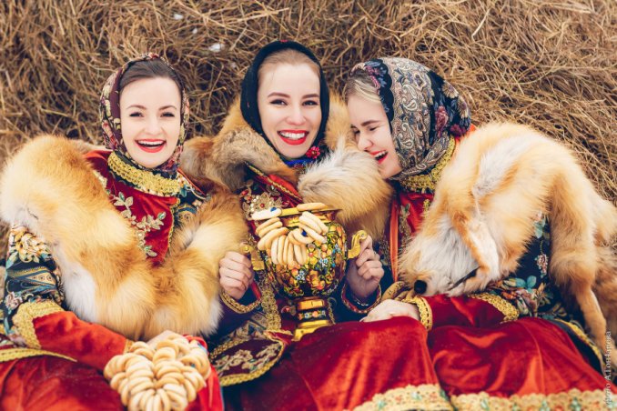 Фольклорный ансамбль «Любо-Мило» на масленицу в русском стиле Москва