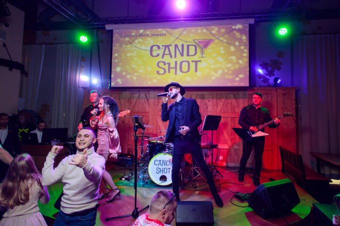 выступление с кавер-группой Candy Shot в ресторане Paulaner, Новокузнецк