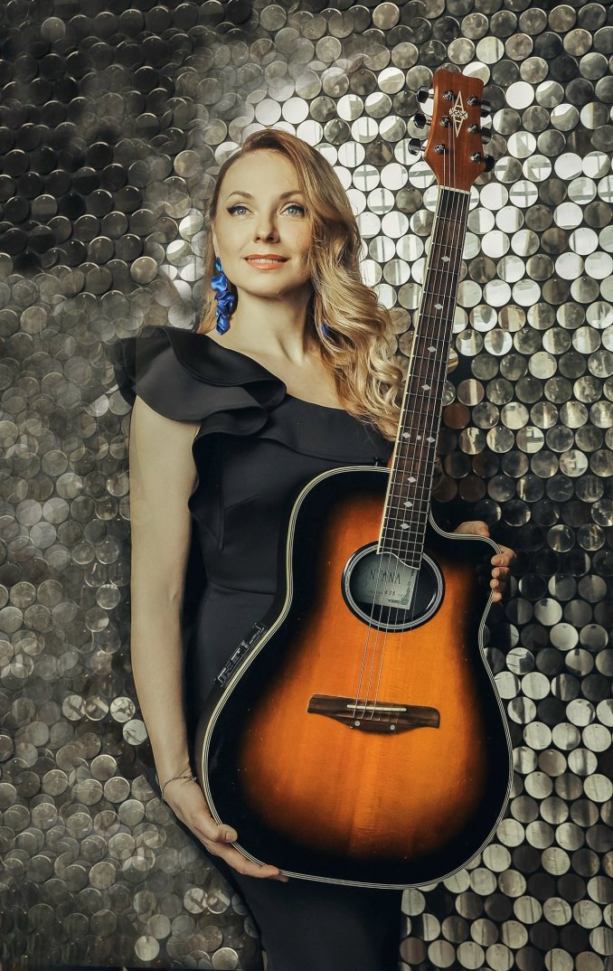 Гитаристка на праздник