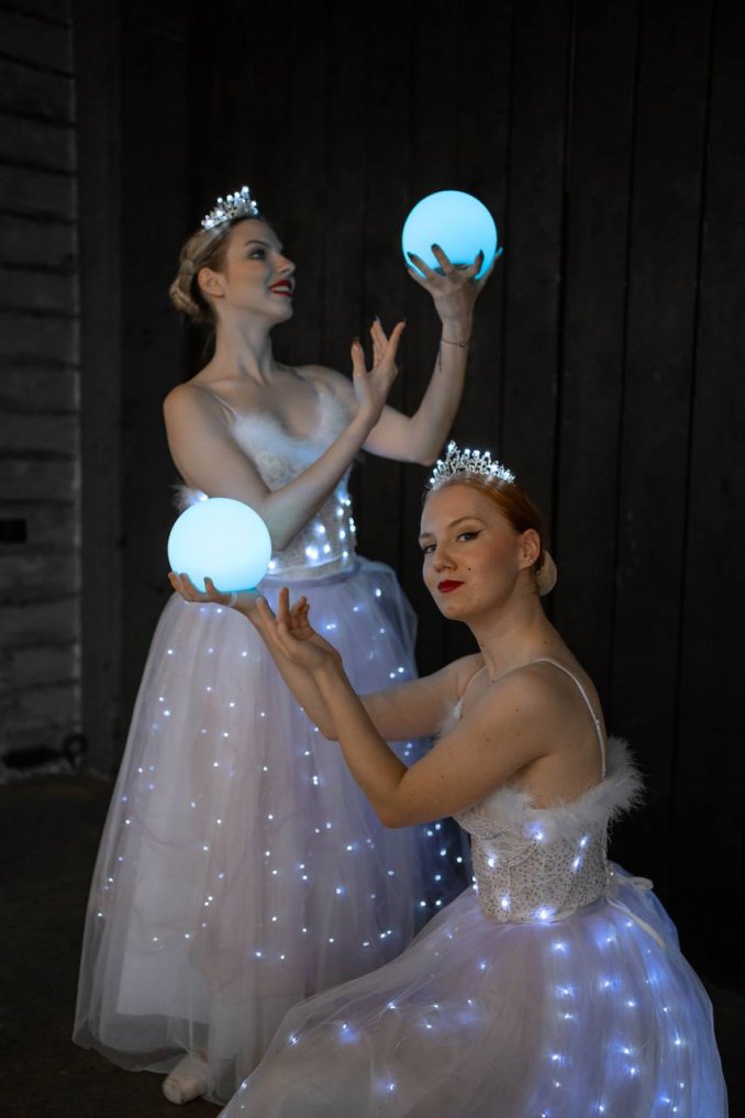 балерины в светящихся костюмах