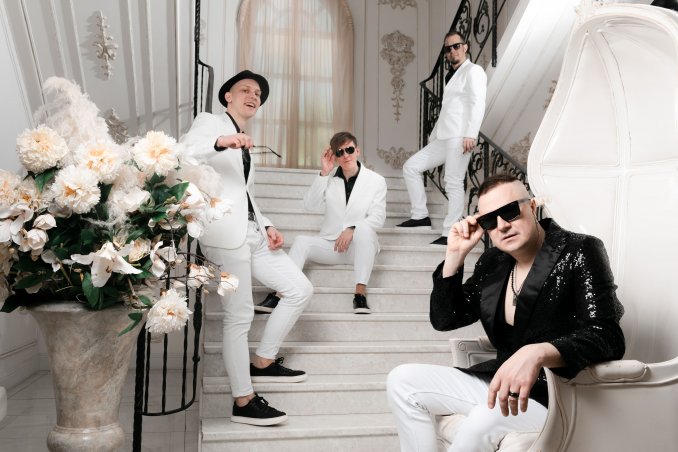 Белые костюмы