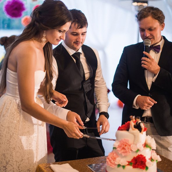 Торт, важный гость на свадьбе
