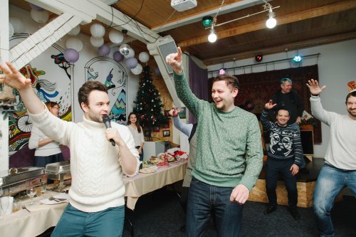 Танцы на новогоднем квартирнике компании LINX