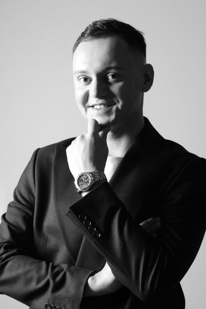 Ведущий Глеб Тарасов