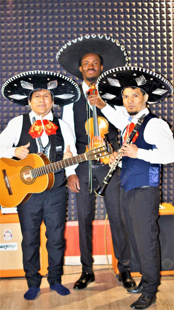 Los Amigos mariachi. Настоящие мексиканцы Мариачи.