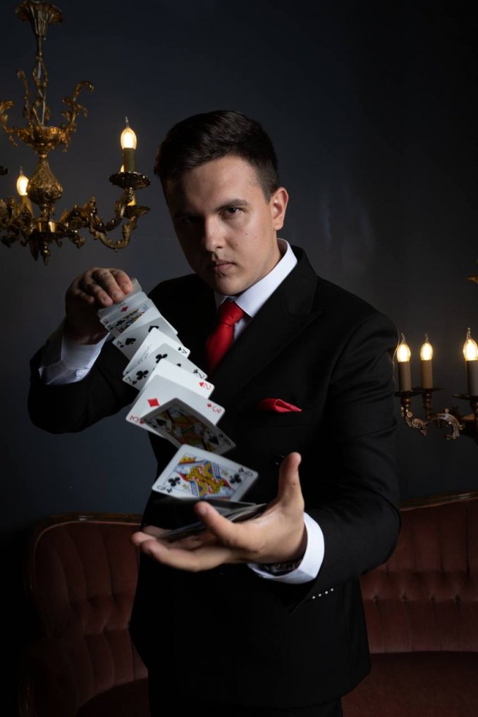 Иллюзионист / блогер миллионник / фокусник