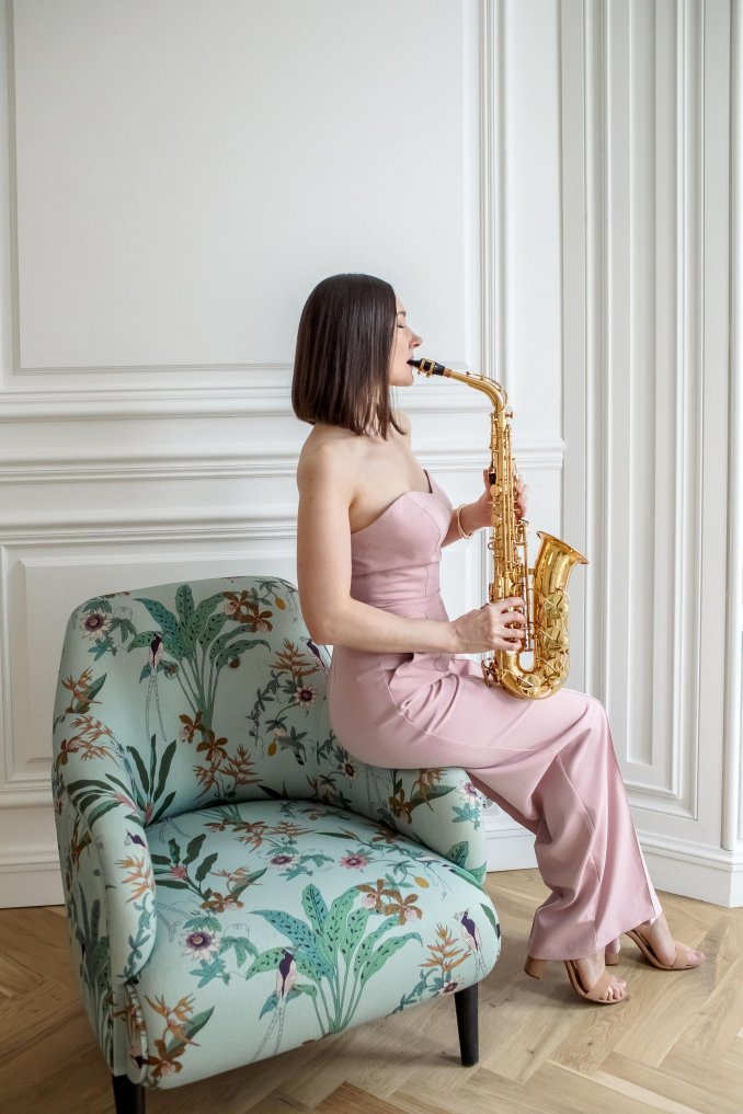 Dina Sax, female saxophonist