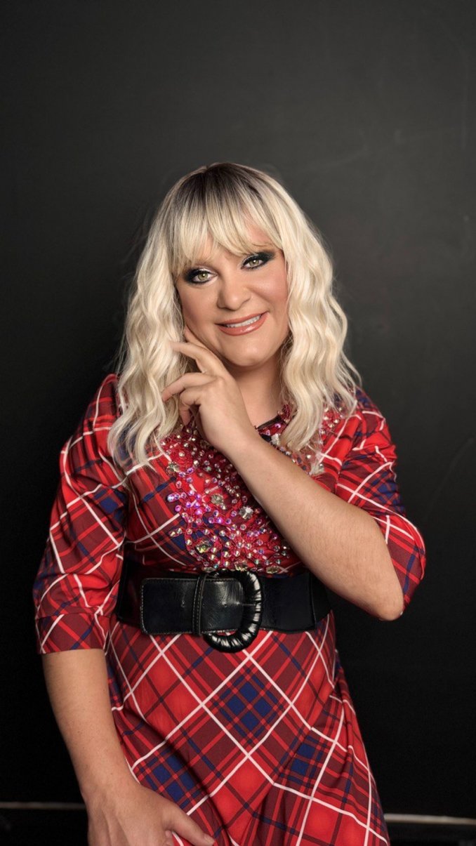 Ведущая, певица, тамада