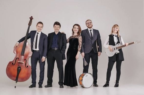 Darya Retinskaya and Iskra Band